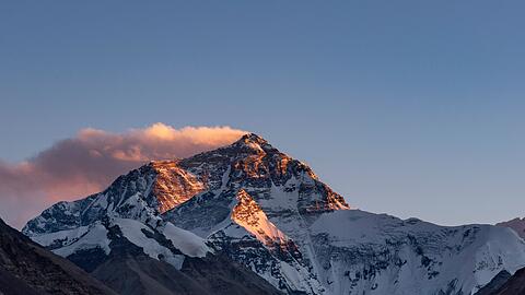 Der Mount Everest befindet sich an der Grenze von Nepal und China. (Archivbild)