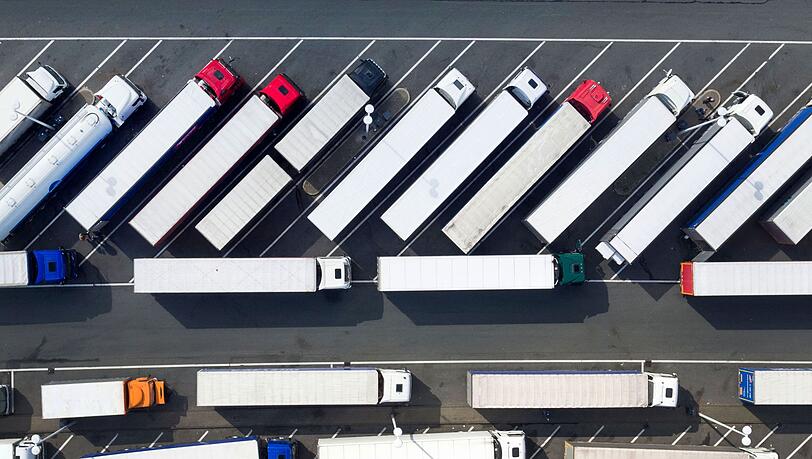 Wer als Lkw-Fahrer oder -Fahrerin einen Parkplatz sucht, ist oft gezwungen, an ungeeigneten Stellen zu halten. (Symbolbild)