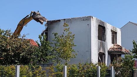 Mit ordentlicher Wucht rei&szlig;t der Abbruchbagger das Haus ab, das vor zehn Monaten Martin P. (57) anz&uuml;ndete. Er legte Sprengfallen und verschickte mehrere Drohbriefe, die sich unter anderem an die Wiesn richteten. Sein Vater starb, er nahm sich sp&auml;ter das Leben.