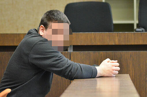 Der Angeklagte Armin H. (22) sitzt wegen versuchter Vergewaltigung auf der Anklagebank.