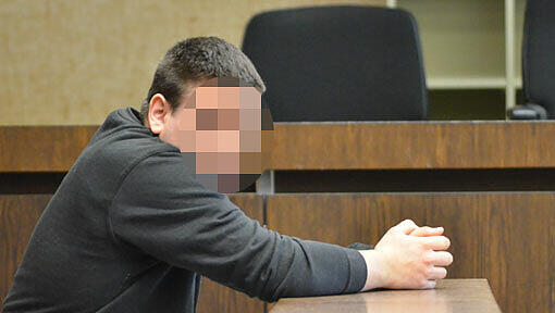 Der Angeklagte Armin H. (22) sitzt wegen versuchter Vergewaltigung auf der Anklagebank. Der Angeklagte Armin H. (22) sitzt wegen versuchter Vergewaltigung auf der Anklagebank.
