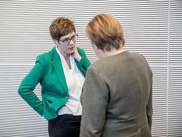CDU-Chefin Annegret Kramp-Karrenbauer Mitte März im Gespräch mit der Kanzlerin.