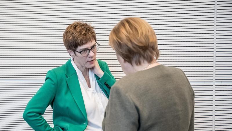 CDU-Chefin Annegret Kramp-Karrenbauer Mitte März im Gespräch mit der Kanzlerin. CDU-Chefin Annegret Kramp-Karrenbauer Mitte März im Gespräch mit der Kanzlerin.