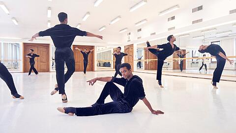 Der Tänzer Osiel Gouneo tanzte beim Kubanischen und Norwegischen Nationalballett. Seit 2016 ist er Erster Solist des Bayerischen Staatsballetts.