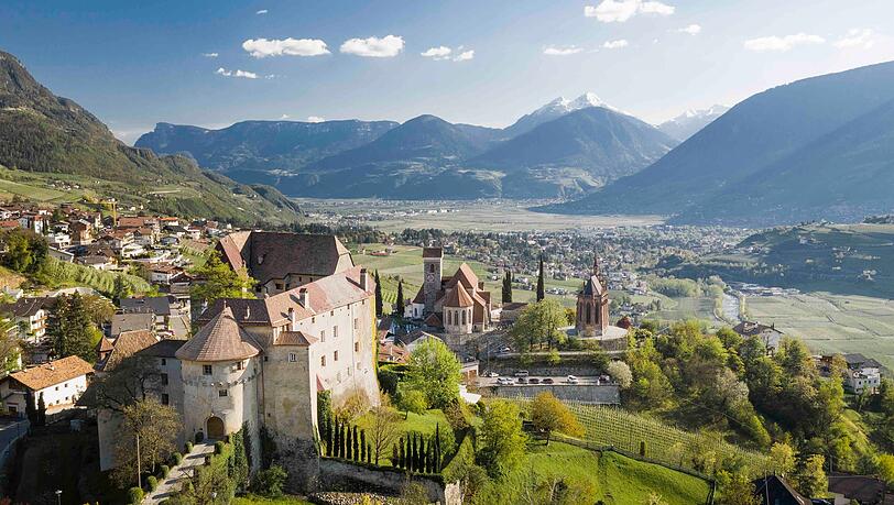 Das prunkvolle Schloss Schenna besitzt eine imposante Waffensammlung aus sechs Jahrhunderten. Das prunkvolle Schloss Schenna besitzt eine imposante Waffensammlung aus sechs Jahrhunderten.