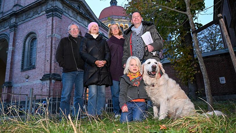 V.l.: Josef Armstorfer, Ingrid Welcker, Lydia Windemuth und Martin Oser. Vorne: Ebba (6) und Hund Emil. V.l.: Josef Armstorfer, Ingrid Welcker, Lydia Windemuth und Martin Oser. Vorne: Ebba (6) und Hund Emil.