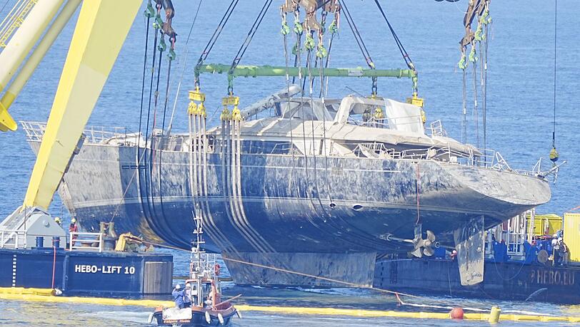 Nach zehn Monaten wurde die Luxusyacht komplett aus dem Wasser gehoben.