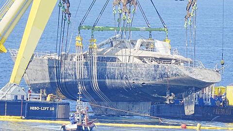 Nach zehn Monaten wurde die Luxusyacht komplett aus dem Wasser gehoben.