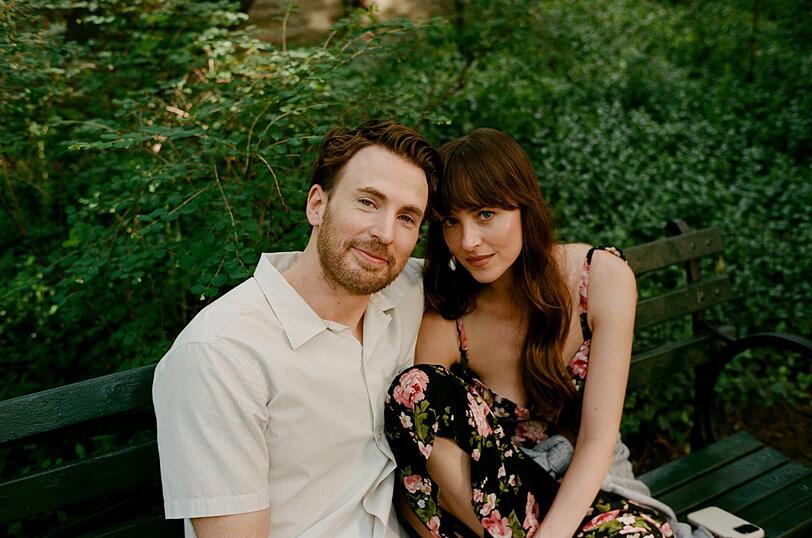 Chris Evans als John und Dakota Johnson als Lucy in "Was ist Liebe wert - Materialists".