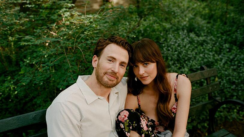 Chris Evans als John und Dakota Johnson als Lucy in "Was ist Liebe wert - Materialists".