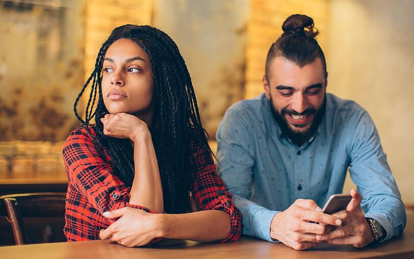 Es gibt sogar einen Begriff für das Verhalten, wenn ein Partner am Handy sitzt und der andere dadurch ignoriert wird. Auf ein Gespräch kann sich die Person am Smartphone dann nämlich nicht mehr konzentrieren. "Phubbing" heißt das. Es setzt sich aus den Worten "Phone" für Smartphone und "to snub", also "jemanden vor den Kopf stoßen", zusammen. Es gibt sogar einen Begriff für das Verhalten, wenn ein Partner am Handy sitzt und der andere dadurch ignoriert wird. Auf ein Gespräch kann sich die Person am Smartphone dann nämlich nicht mehr konzentrieren. "Phubbing" heißt das. Es setzt sich aus den Worten "Phone" für Smartphone und "to snub", also "jemanden vor den Kopf stoßen", zusammen.