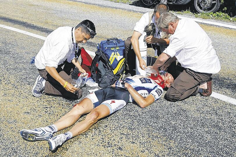 &bdquo;Ich hatte sehr viel Glück, dass ich mich bei dem Unfall nicht schwerer verletzt habe&ldquo;: Jens Voigt, hier bei der Erstversorgung noch auf der Straße.