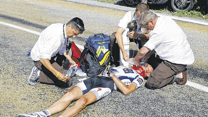 „Ich hatte sehr viel Glück, dass ich mich bei dem Unfall nicht schwerer verletzt habe“: Jens Voigt, hier bei der Erstversorgung noch auf der Straße. „Ich hatte sehr viel Glück, dass ich mich bei dem Unfall nicht schwerer verletzt habe“: Jens Voigt, hier bei der Erstversorgung noch auf der Straße.