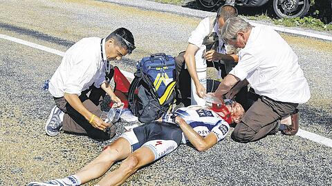 &bdquo;Ich hatte sehr viel Glück, dass ich mich bei dem Unfall nicht schwerer verletzt habe&ldquo;: Jens Voigt, hier bei der Erstversorgung noch auf der Straße.