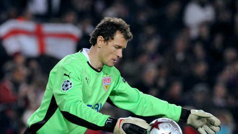 Der Stuttgarter Torhüter Jens Lehmann lässt nach der Saison vom Ball ab. Der Stuttgarter Torhüter Jens Lehmann lässt nach der Saison vom Ball ab.