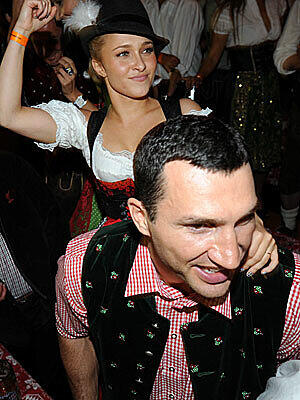 Und Hopp: Wladimir Klitschko nimmt seine Freundin, die US-Schauspielerin Hayden Panettiere, auf den Rücken.