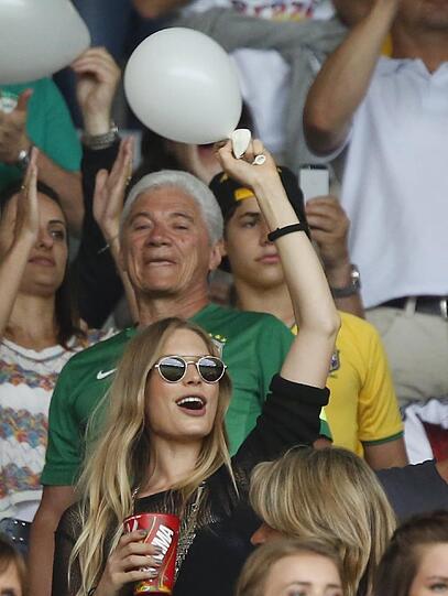 Lena Gercke, Sarah Brandner, Cathy Fischer. Sehen Sie hier, wie die besseren Hälften unserer DFB-Kicker das 7:1 gegen Brasilien miterlebt haben.