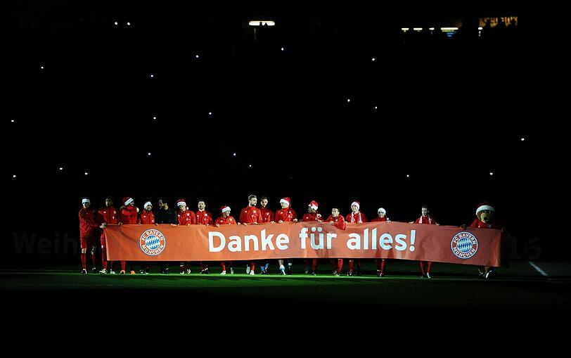 Mit einer stimmungsvollen Laser-Show bedankt sich der FC Bayern bei seinen Fans- Die Bilder!