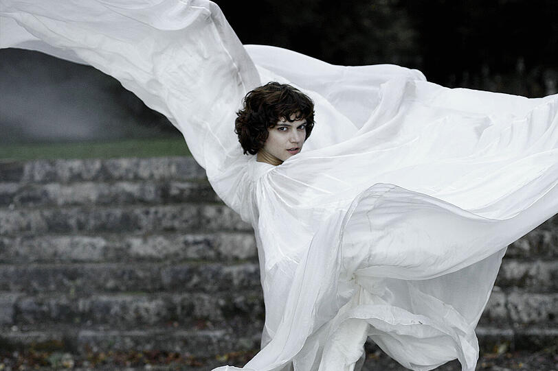 Soko ist eine junge Schauspielerin und Popsängerin aus Bordeaux. Sie spielt Loie Fuller auf brillante Weise.