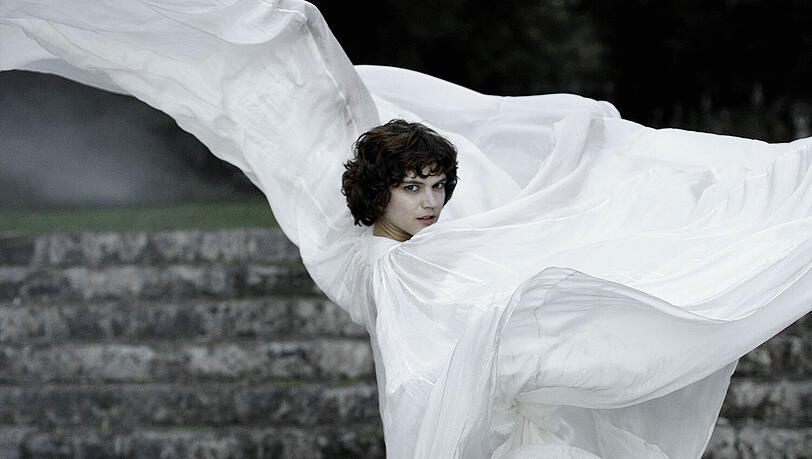 Soko ist eine junge Schauspielerin und Popsängerin aus Bordeaux. Sie spielt Loie Fuller auf brillante Weise. Soko ist eine junge Schauspielerin und Popsängerin aus Bordeaux. Sie spielt Loie Fuller auf brillante Weise.