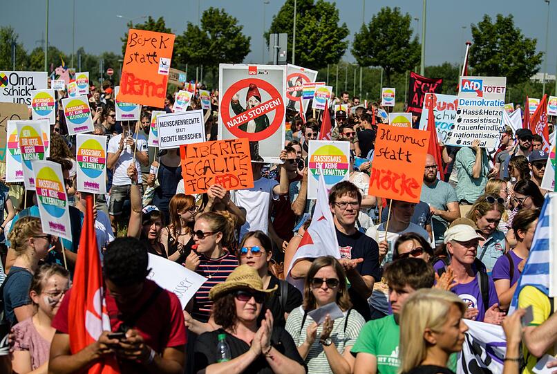 Tausende Menschen protestieren in Augsburg gegen den AfD-Parteitag.