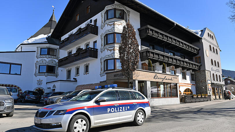 Am Mittwoch im WM-Ort Seefeld: Ein Polizeiauto vor dem Teamhotel der österreichischen Langläufer und Skispringer.