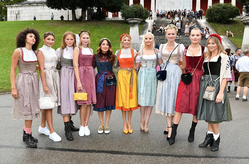 Julianna Townsend, Pia Riegel, Carolin Niemczyk, Nina Moghaddam, Ursula Karven, Anna Hiltrop, Franziska Knuppe, Cheyenne Ochsenknecht und Laura Osswald