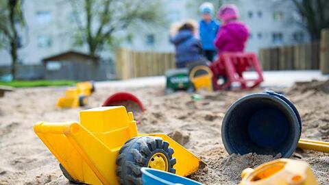 Kinder spielen in einer Kindertagesstätte in Düsseldorf (Archivbild).