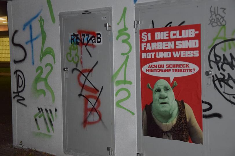 An Litfasssäulen oder über Wahlplakaten - überall in der Stadt sah man zuletzt Plakate der Fan-Initiative "Die Clubfarben sind rot und weiß".