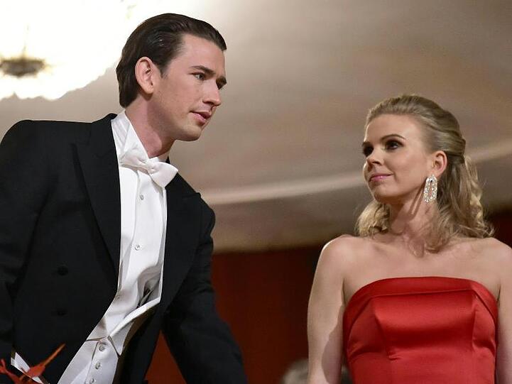 Österreichs Bundeskanzler Sebastian Kurz und seine Lebensgefährtin Susanne Thier waren von Anna Netrebkos Auftritt begeistert.