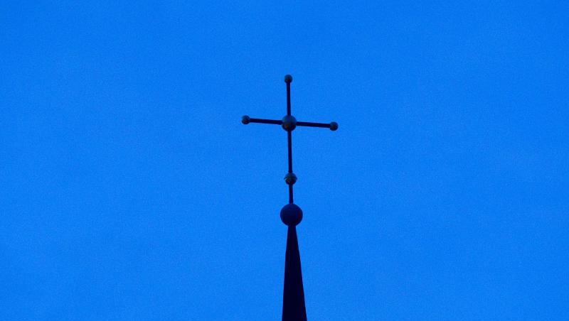 Ein Kreuz ist auf einer Kirchturmspitze zu sehen. Foto: Friso Gentsch/dpa/Symbolbild Ein Kreuz ist auf einer Kirchturmspitze zu sehen. Foto: Friso Gentsch/dpa/Symbolbild