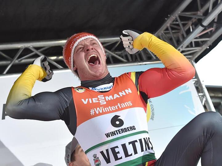 Felix Loch jubelt über seinen Sieg in Winterberg.