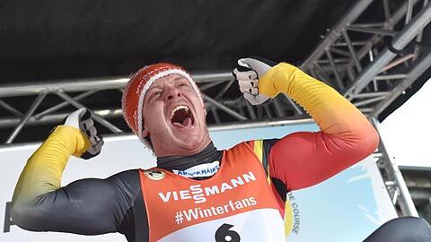 Felix Loch jubelt über seinen Sieg in Winterberg.