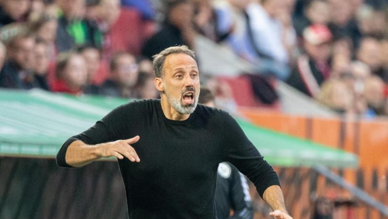 Pellegrino Matarazzo von Stuttgart gestikuliert am Spielfeldrand.