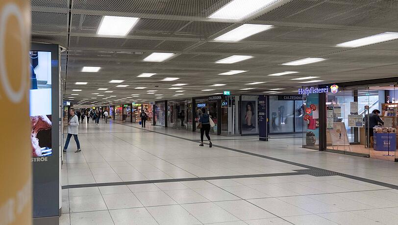 Blick auf eine Ladenzeile im Untergeschoss des Hauptbahnhofs. (Archivbild)