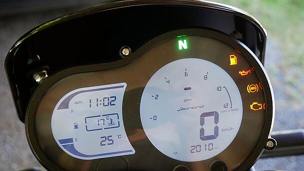 Das kleine Schild vor dem klar anzeigenden Digital-Display nimmt viel Winddruck von Kopf und Oberkörper des Fahrers. Das kleine Schild vor dem klar anzeigenden Digital-Display nimmt viel Winddruck von Kopf und Oberkörper des Fahrers.