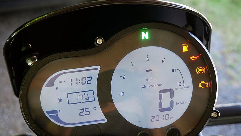 Das kleine Schild vor dem klar anzeigenden Digital-Display nimmt viel Winddruck von Kopf und Oberkörper des Fahrers. Das kleine Schild vor dem klar anzeigenden Digital-Display nimmt viel Winddruck von Kopf und Oberkörper des Fahrers.