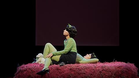 Lisa Marie Stojčev und Mara Widmann in "Love for Sale" im HochX.