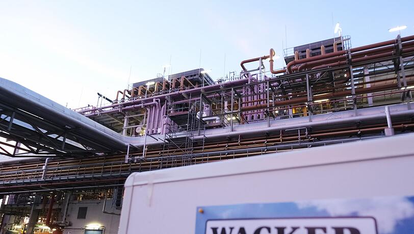 Eine Schautafel mit der Aufschrift "Wacker".