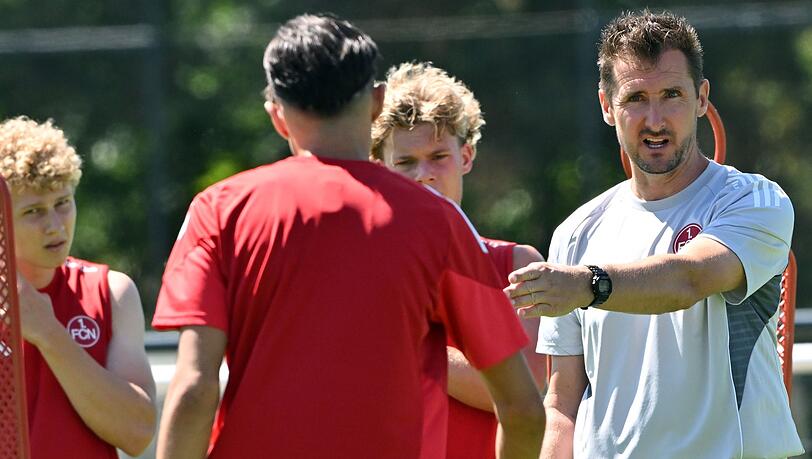 Miroslav Klose bittet zur ersten Trainingseinheit dieses Sommers.