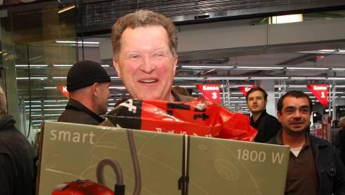 Schnäppchen gemacht: Michael Remwart freut sich über zwei Staubsauger. Schnäppchen gemacht: Michael Remwart freut sich über zwei Staubsauger.