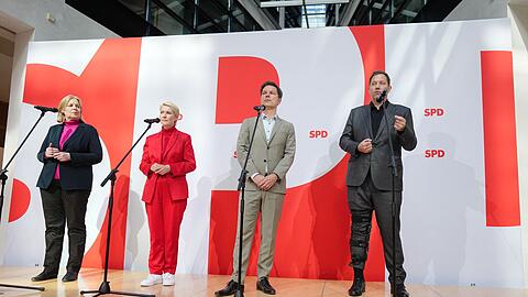 Die politische Zukunft von SPD-Spitzenkandidat Steffen Krach (2. von rechts) ist offen.