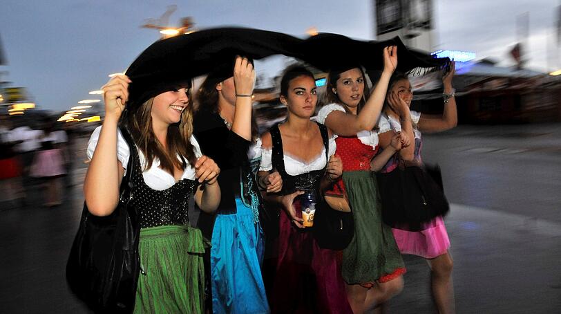 Es regnet? Egal, es geht doch auf die Wiesn