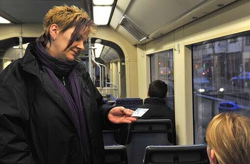 "Ihren Fahrschein bitte!&ldquo; Diese Kontrolleurin schaut sich das Ticket ganz genau an.