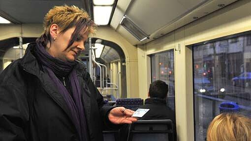 "Ihren Fahrschein bitte!“ Diese Kontrolleurin schaut sich das Ticket ganz genau an. "Ihren Fahrschein bitte!“ Diese Kontrolleurin schaut sich das Ticket ganz genau an.