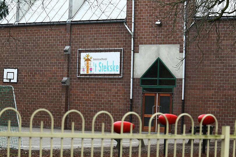 Diese Bilder gehen an die Substanz: Eltern trauern vor der Stekske Schule in Lommel (Belgien) um die Kinder, die bei dem Bus-Unglück in der Schweiz ums Leben gekommen sind.