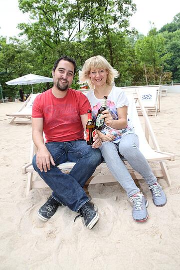 Lucie Szymczak und Robert Fehlhammer am Strand der Praterinsel.