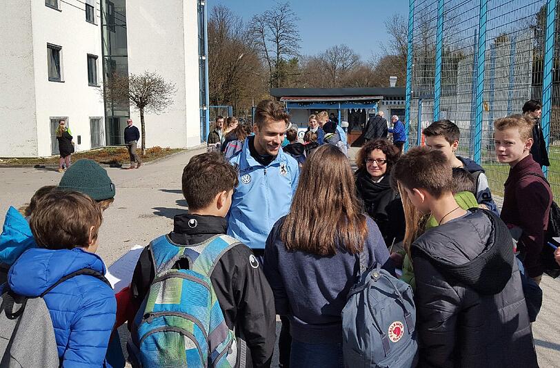 42 Schüler der Europäischen Schule München Perlach trieben sich am Donnerstag beim TSV 1860 herum, sprachen mit den Spielern und holten Autogramme.