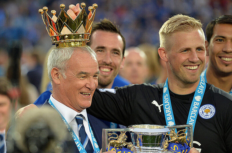 Kasper Schmeichel (r.) ist Meister geworden. Jetzt bietet ein Buchmacher in England eine Meisterwette für seinen fünfjährigen Sohn an.