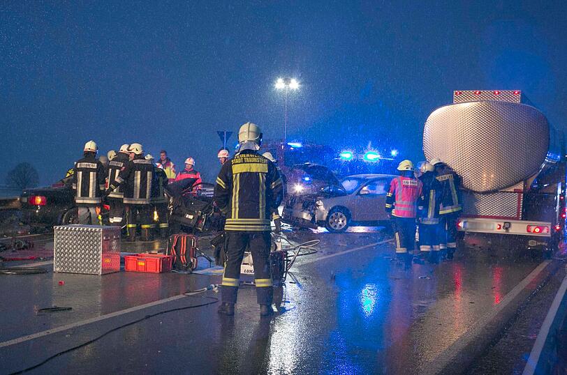 Die Straße musste nach dem Zusammenprall des Wagens mit dem Milch-Laster gesperrt werden.